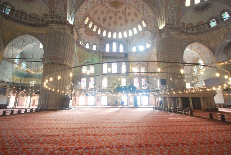 Istanbul Full Day Byzantine & Ottoman Traces Tour - Looking inside the Blue Mosque
