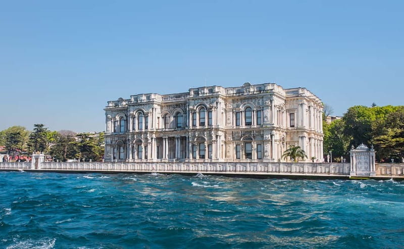 Istanbul: Guided Bosphorus Cruise & Golden Horn Bus Tour - A local sweets stop, with shopping attached