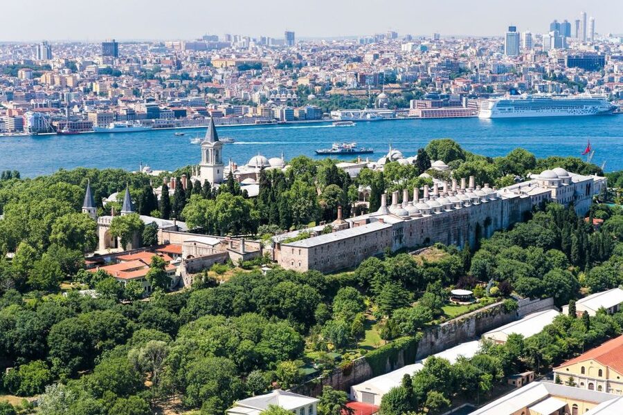 Istanbul: Guided Old City Tour and Bosphorus Sunset Cruise - Taking a proper lunch break by the water