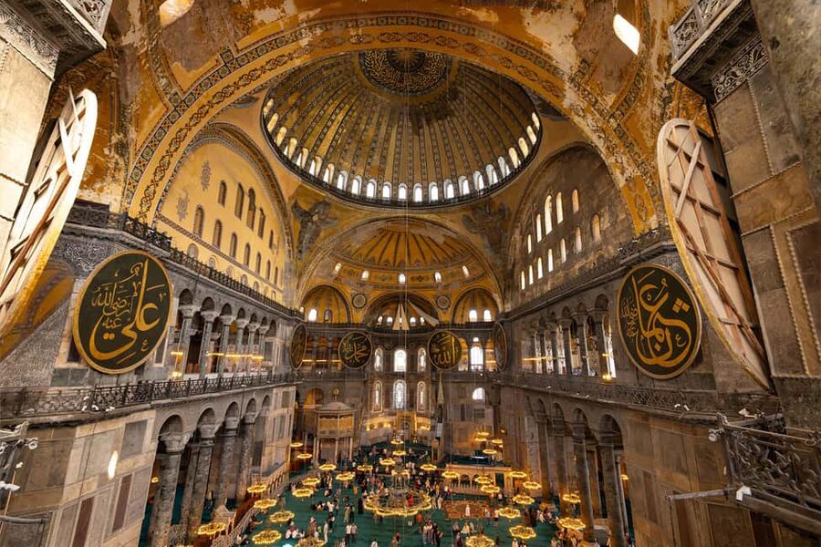 Istanbul: Hagia Sophia Tour with Skip-the-Line Entry Ticket - Finding the guide at Dsign Cafe