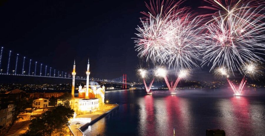 Istanbul: New Year's Eve Bosphorus Dinner Cruise Party 2026 - Key points at a glance