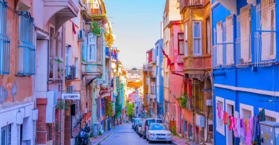 Istanbul: Old City And Bosphorus Bus Tour with Lunch - Spice Bazaar before the water