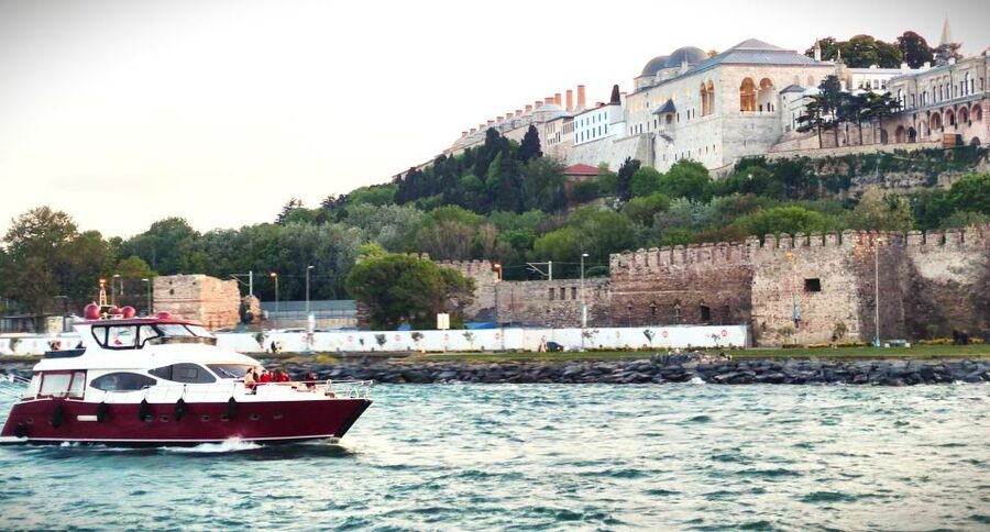 Istanbul: Old City Tour and Luxury Sunset Bosphorus Cruise - The European and Asian shores from the water