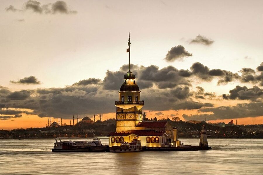 Istanbul: Old Town Highlights Tour & Bosphorus Cruise - Starting in Sultanahmet, Istanbul’s historic center
