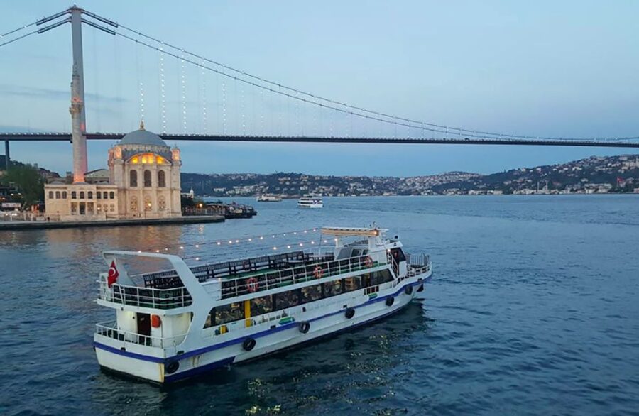 Istanbul: Old Town Highlights Tour & Bosphorus Cruise - Grand Bazaar time and the shopping question