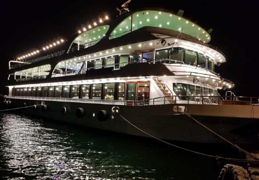 Istanbul: Pasha Istanbul Dinner Cruise - A three-hour introduction to Istanbul after dark