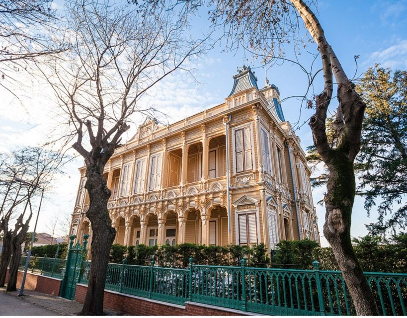 Istanbul: Princes' Islands Tour with Lunch and Transfers - Lunch on the boat, with realistic expectations