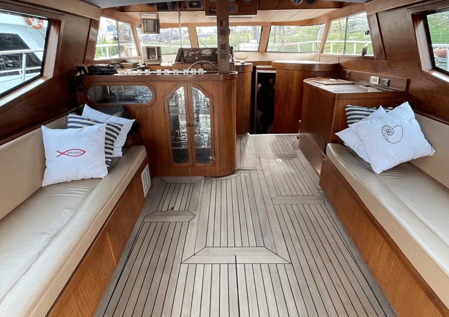 Istanbul: Private Bosphorus Cruise on Luxury Yacht - Meeting near Karaköy and finding the boat