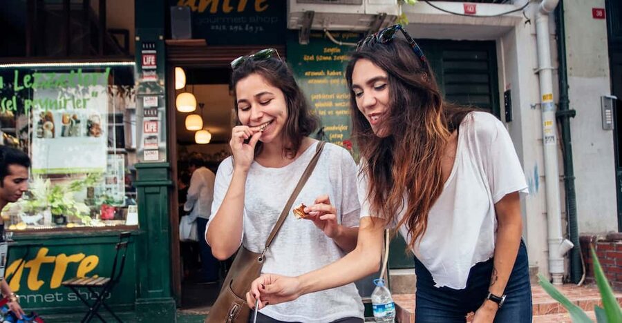 Istanbul: Private Guided Food Tour with 10 Tastings - City sights between the food stops