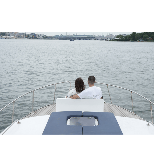 İstanbul:Private Luxury Yacht on Bosphorus 14 Meter(46 feet) - Çırağan Palace and waterfront ceremony style