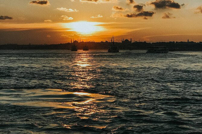 Istanbul Private Yacht Sunset Tour - 2 Hours - Maiden’s Tower and the changing light