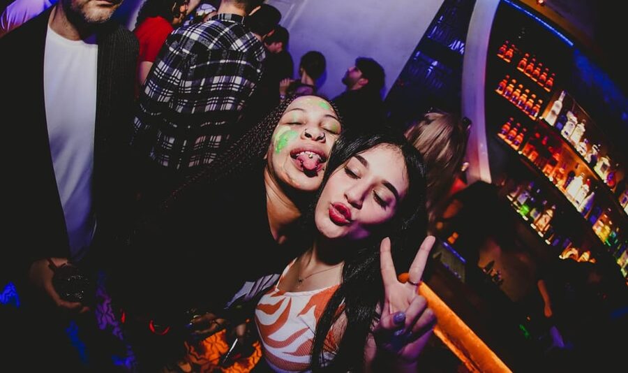 Istanbul: Rooftop Pub Crawl with Party Bus - What the VIP access really adds