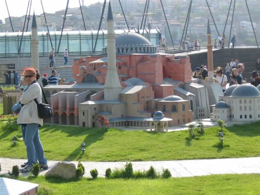 Istanbul's Golden Horn, Eyüp, Miniatürk & Pierre Loti Tour - A sacred start at Eyüp Sultan Mosque