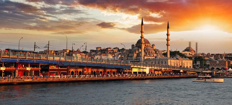 Istanbul: Semi Private Bosphorus Tour - Boarding at Eminönü for the Bosphorus