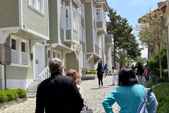 Istanbul Sightseeing Walking Tour - Reconstructing the Hippodrome in a few blocks