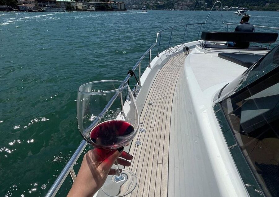 Istanbul: Small-Group Luxury Yacht Sunset Cruise w/ Snacks - Dolmabahçe and Çırağan Palaces