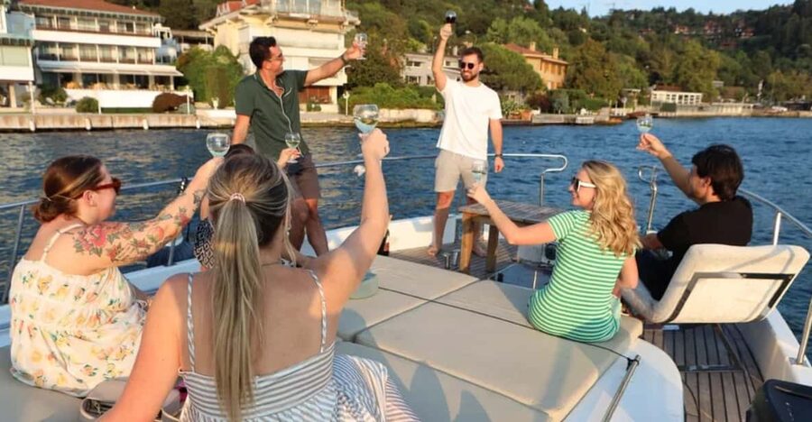 Istanbul: Small Group Yacht Tour with Unlimited Wine - Maiden’s Tower and the historic peninsula