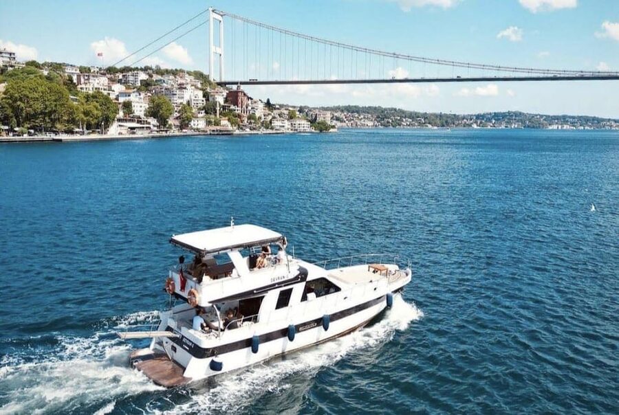 Istanbul: Small Group Yacht Tour with Unlimited Wine - Starting at Kardeşim Sokak and entering the Golden Horn