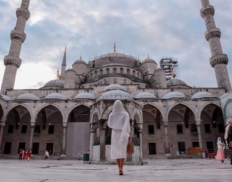 Istanbul-St Sophia,Blue Mosque,Hippodrome Guided Tour - Finding the guide beside the Hippodrome