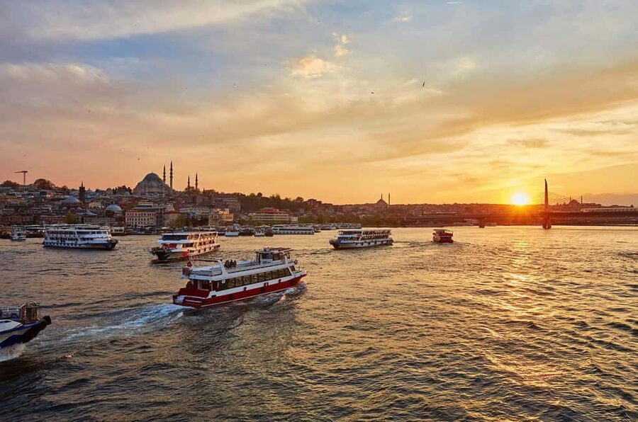 Istanbul: Sunset Bosphorus Yacht Cruise with A break on Asia - The Golden Horn and Galata Bridge