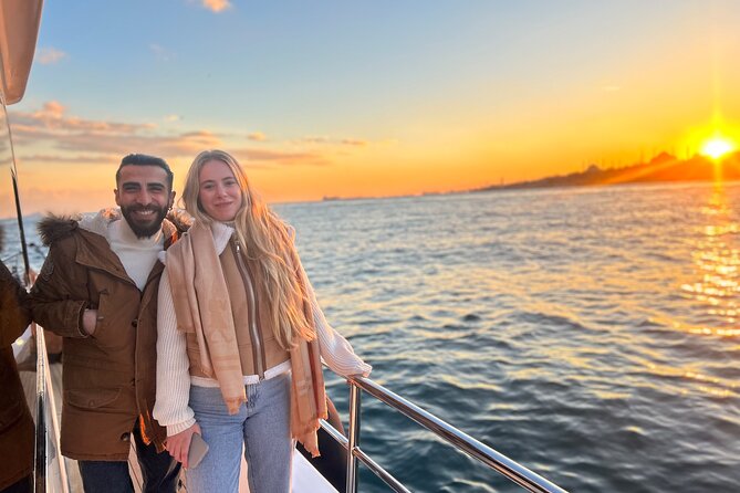 Istanbul Sunset Yacht Cruise on the Bosphorus with Transfers - Küçüksu Pavilion and Beylerbeyi Palace