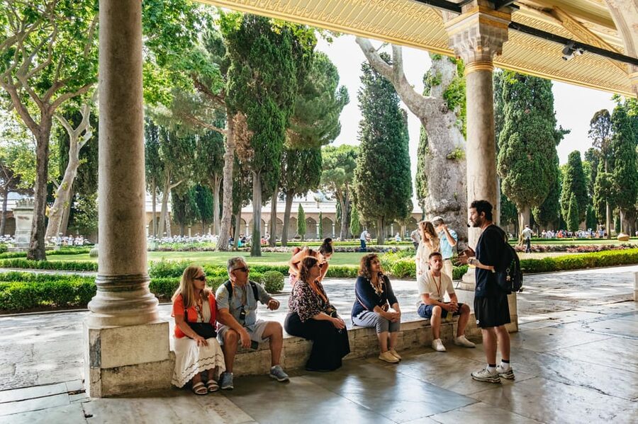 Istanbul: Topkapi Palace and Harem Guided Tour with Ticket - Entering Topkapi Palace