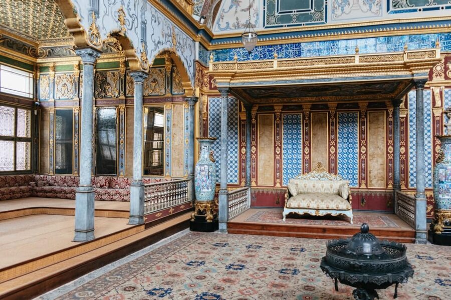 Istanbul: Topkapi Palace and Harem Guided Tour with Ticket - Sacred relics and imperial kitchens