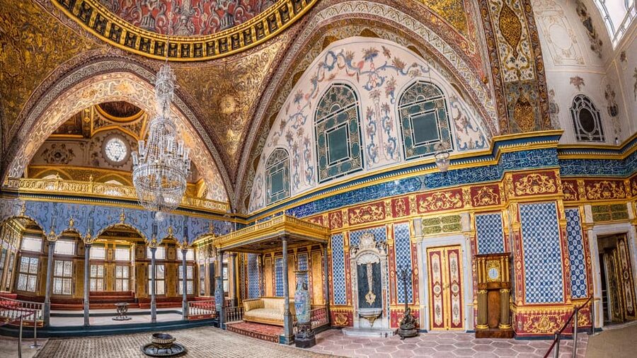 Istanbul: Topkapi Palace and Harem Guided Tour - Meeting behind the Blue Mosque