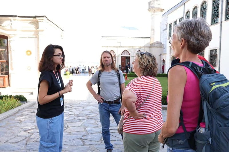 Istanbul: Topkapi Palace and Harem Museum Tour with Ticket - Courtyards, gardens, and the working palace
