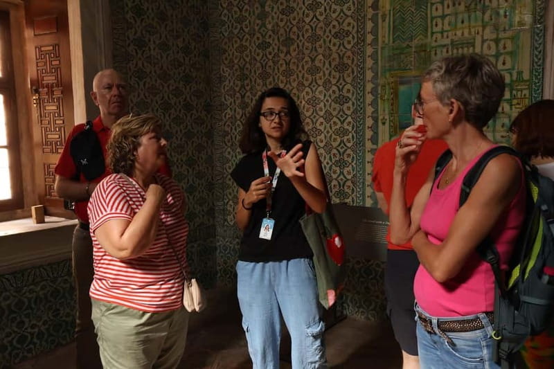 Istanbul: Topkapi Palace and Harem Museum Tour with Ticket - How the guides shape the experience