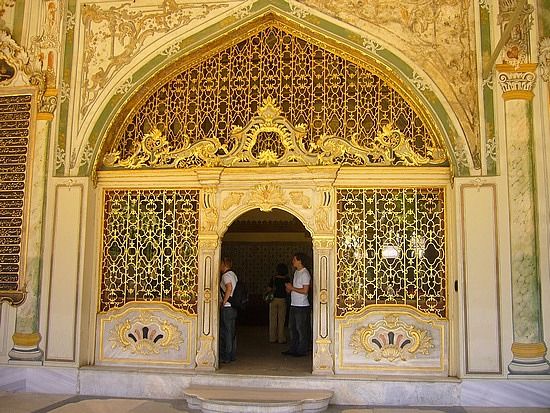 Istanbul: Topkapi Palace Guided Tour - Passing through the palace courtyards