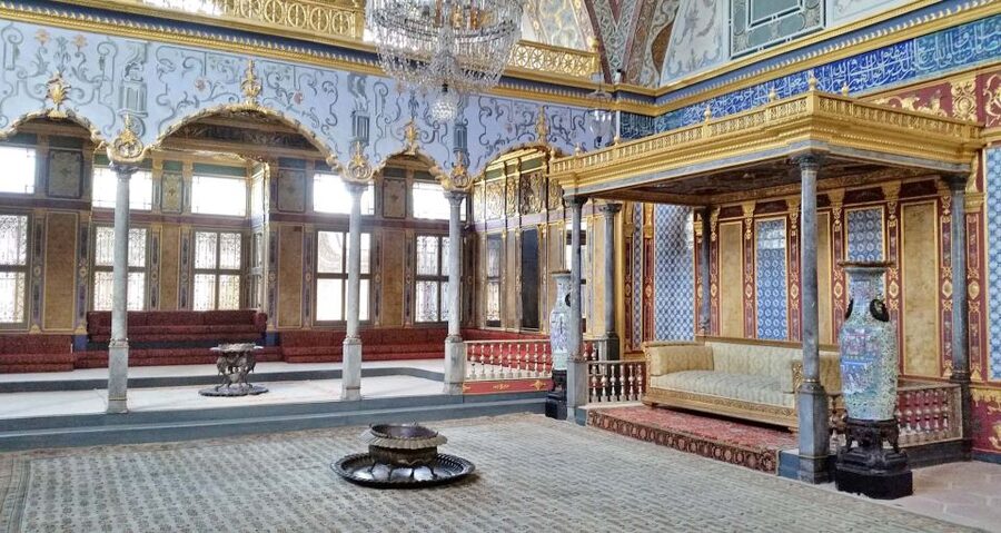 Istanbul: Topkapi Palace Guided Tour - Group size, headsets, and the guide’s role