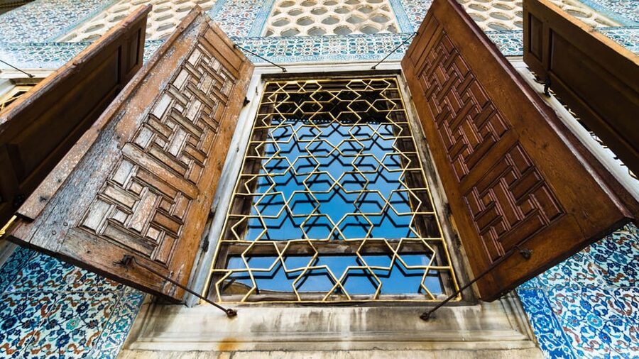 Istanbul: Topkapi Palace Guided Tour w/ Skip-the-Ticket-Line - Sacred artifacts and Ottoman treasures