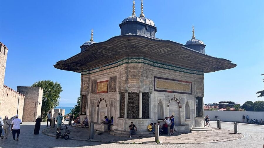Istanbul: Topkapi Palace & Harem Museum Ticket & Audio Guide - The palace collections: jewelry, relics, and Ottoman court life