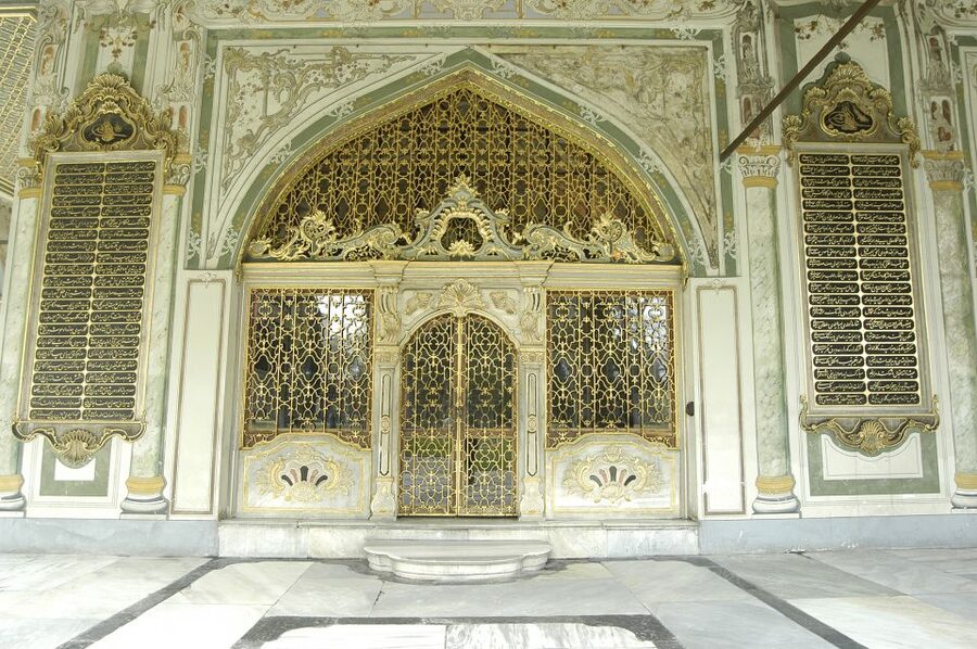 Istanbul: Topkapi Palace & Harem Tour Skip-the-Line Ticket - The Treasury, porcelain, weapons, and Holy Relics