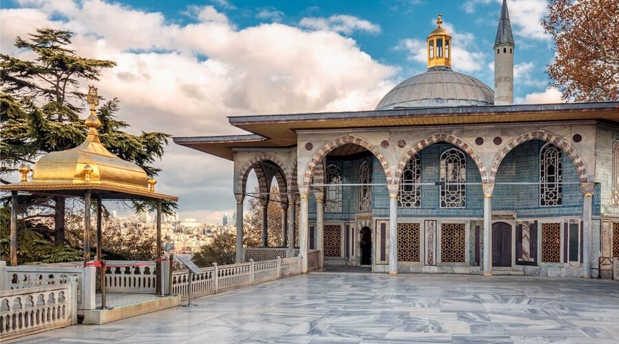 Istanbul: Topkapi Palace Skip-the-Line Ticket & Guided Tour - The palace courtyards and Ottoman court life