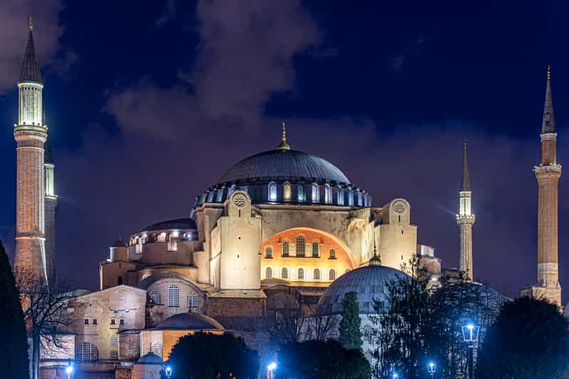 Istanbul: Tour of Hagia Sophia and Blue Mosque By Night - The guide makes the difference