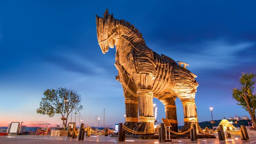 Istanbul: Troy Guided Bus Tour with Ferry Tickets & Lunch - Lunch in Eceabat before the crossing
