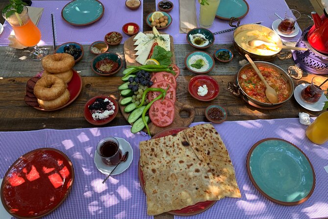 Private and guided VEGETARIAN / VEGAN tour of Istanbul - Karakoy breakfast with menemen and Turkish staples