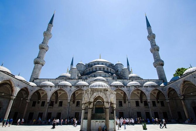 Private Guided Best of Istanbul - The Hippodrome: a quick history lesson outdoors