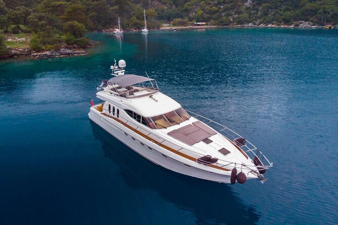 Private Luxury Yacht Cruise on Bosphorus - Anadolu Hisarı and Küçüksu Palace