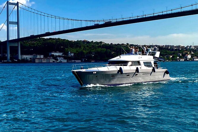 Private Yacht Voyage : Music, Wine & Snacks for Groups - The boat condition matters more than the brochure