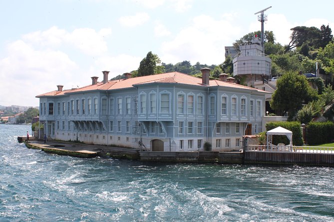 Small Group Full-Day Istanbul: Old City, Bosphorus Cruise & Lunch - A three-course Turkish lunch, with drinks extra