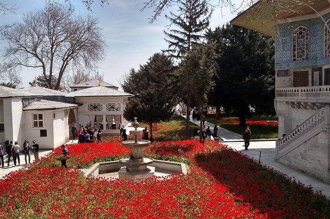 Small-Group Topkapi Palace and Harem Tour with Tickets - Guide quality and group size