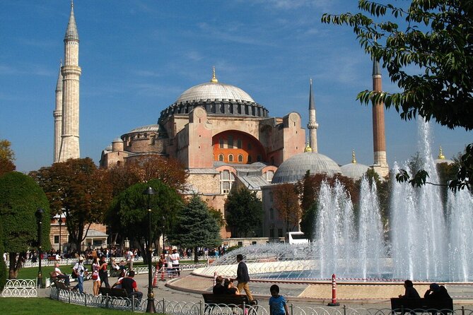 Topkapı Palace with Harem & Blue Mosque Guided Tour - Blue Mosque: beauty with practical rules