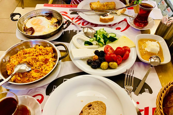 Two Continents Private and Guided Food Tour in Istanbul. - Exploring Kadikoy Market and Its Street Food